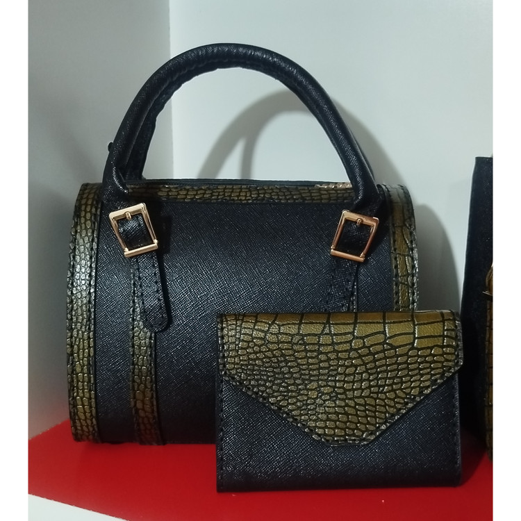 کیف زنانه دستی چرم طبیعی گاوی برند دیارا مدل صندوقی
